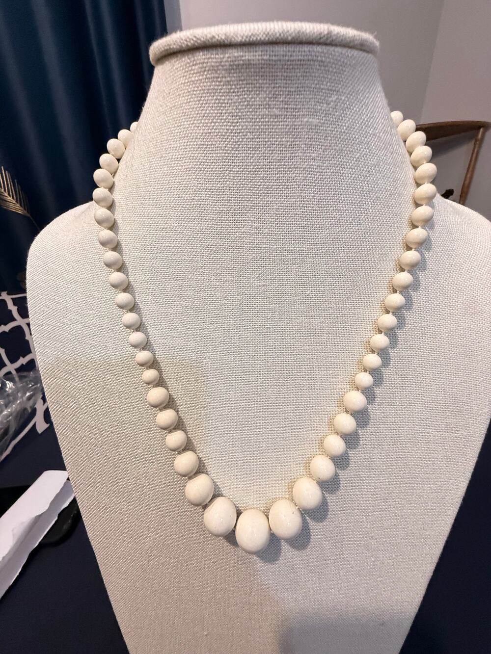 Vintage White Graduated Bead Necklace 22”